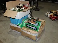 Kerstproducten in drie dozen en krat - afbeelding 1 van  2