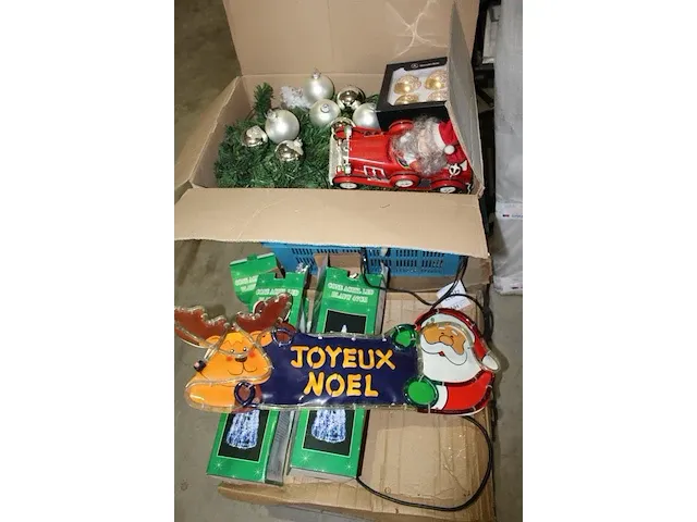 Kerstproducten in drie dozen en krat - afbeelding 2 van  2