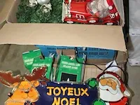 Kerstproducten in drie dozen en krat - afbeelding 2 van  2