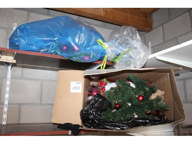 Kerstproducten op schap w.o. ballen en boom. - afbeelding 1 van  1