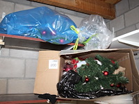 Kerstproducten op schap w.o. ballen en boom. - afbeelding 1 van  1