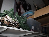 Kerstproducten op twee schappen. - afbeelding 1 van  2
