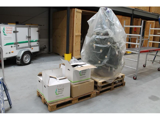 Kerstprodukten op 2 pallets w.o. aangeklede kunstkerstboom. - afbeelding 1 van  3