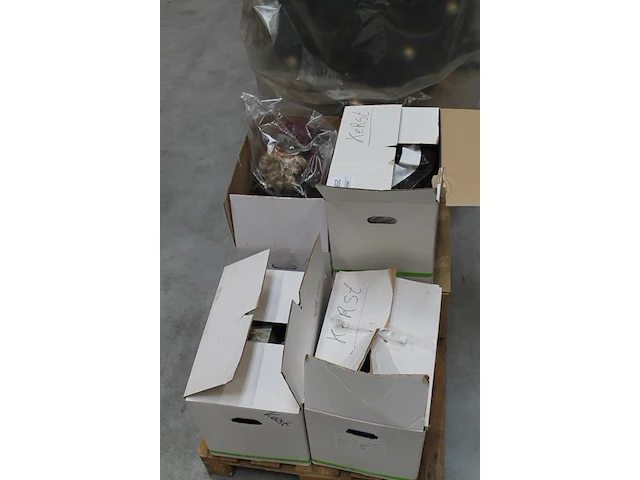 Kerstprodukten op 2 pallets w.o. aangeklede kunstkerstboom. - afbeelding 2 van  3