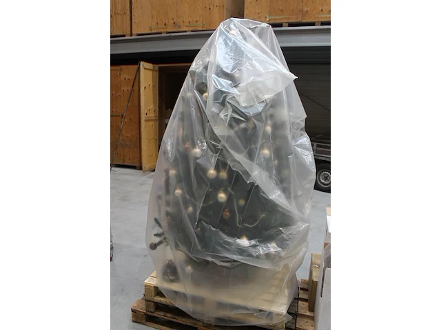 Kerstprodukten op 2 pallets w.o. aangeklede kunstkerstboom. - afbeelding 3 van  3