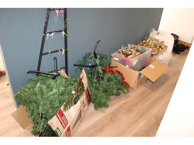 Kerstspullen waaronder bomen, ballen, lampjes, decoratie en sneeuw. - afbeelding 1 van  2