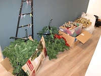 Kerstspullen waaronder bomen, ballen, lampjes, decoratie en sneeuw. - afbeelding 1 van  2