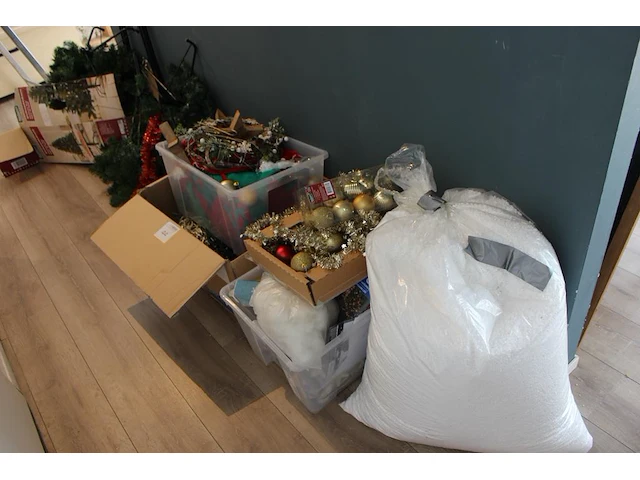 Kerstspullen waaronder bomen, ballen, lampjes, decoratie en sneeuw. - afbeelding 2 van  2