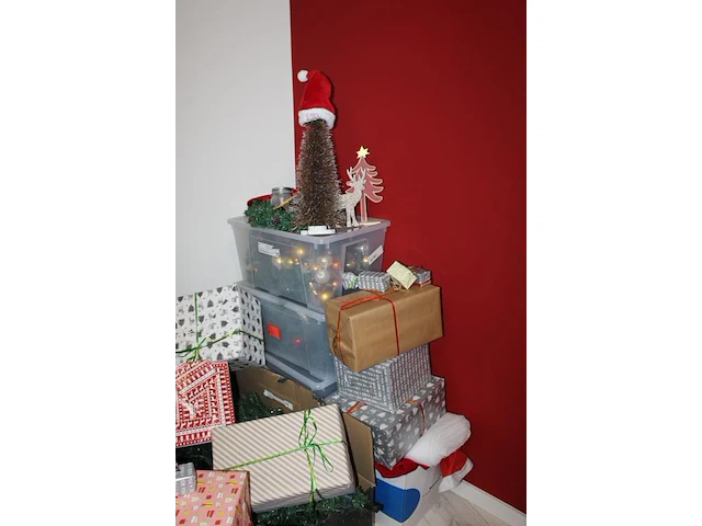 Kerstspullen waaronder bomen, ballen, lampjes, decoratie en sneeuw. - afbeelding 2 van  3