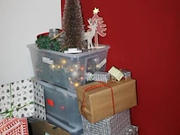 Kerstspullen waaronder bomen, ballen, lampjes, decoratie en sneeuw. - afbeelding 2 van  3