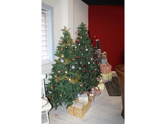 Kerstspullen waaronder bomen, ballen, lampjes, decoratie en sneeuw. - afbeelding 3 van  3