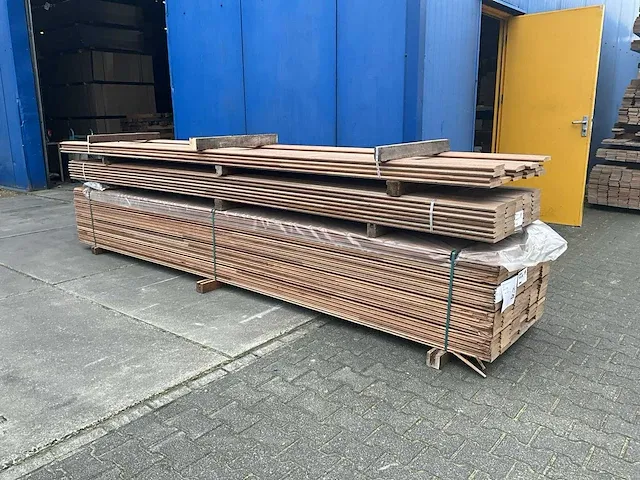 Keruing hardhout rabat delen 4000 x 135 x 24 (169x) - afbeelding 1 van  10