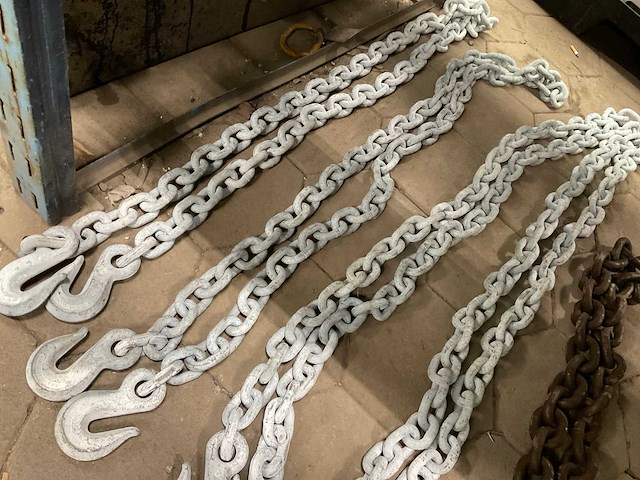 Ketting met haken - afbeelding 1 van  3