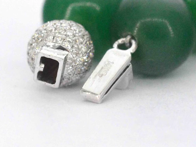 Ketting met jade edelsteen en een diamanten sluiting - afbeelding 9 van  10