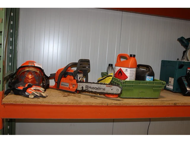Kettingzaag husqvarna type 435 incl. veiligheidshelm en diverse oliën. - afbeelding 1 van  3