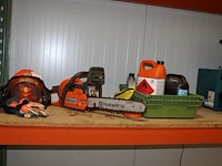 Kettingzaag husqvarna type 435 incl. veiligheidshelm en diverse oliën. - afbeelding 1 van  3