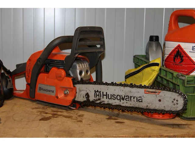 Kettingzaag husqvarna type 435 incl. veiligheidshelm en diverse oliën. - afbeelding 2 van  3