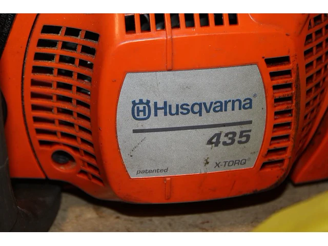 Kettingzaag husqvarna type 435 incl. veiligheidshelm en diverse oliën. - afbeelding 3 van  3