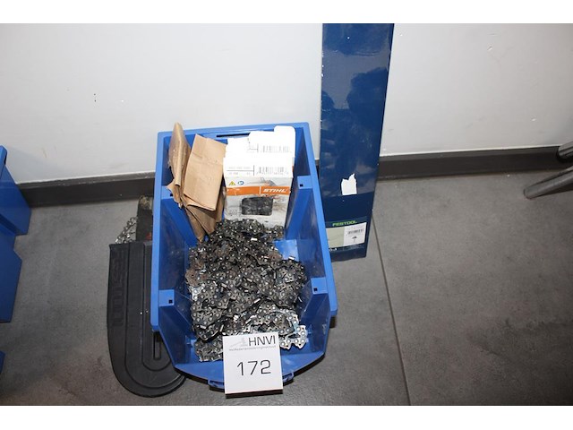 Kettingzaag kettingen en kettingzaagblad in en om kunststof kratje. - afbeelding 1 van  1