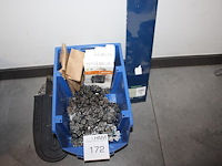 Kettingzaag kettingen en kettingzaagblad in en om kunststof kratje. - afbeelding 1 van  1