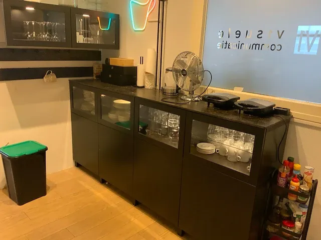 Keuken dressoirkast met inhoud - afbeelding 1 van  7
