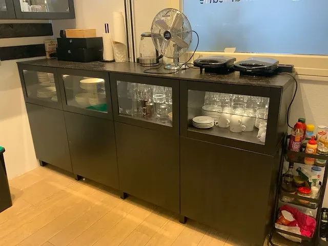 Keuken dressoirkast met inhoud - afbeelding 2 van  7
