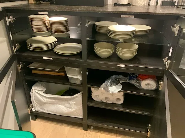 Keuken dressoirkast met inhoud - afbeelding 5 van  7