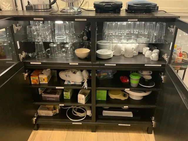 Keuken dressoirkast met inhoud - afbeelding 6 van  7