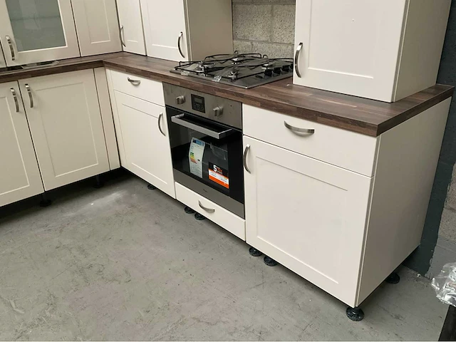 Keuken hoekopstelling met apparatuur - afbeelding 2 van  14