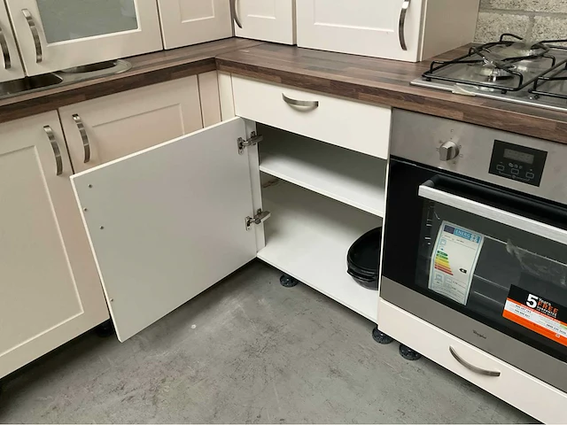 Keuken hoekopstelling met apparatuur - afbeelding 12 van  14
