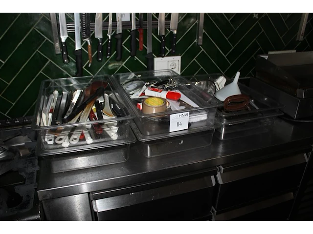 Keukengereedschappen in drie kunststof bakken. - afbeelding 2 van  2