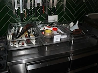 Keukengereedschappen in drie kunststof bakken. - afbeelding 2 van  2
