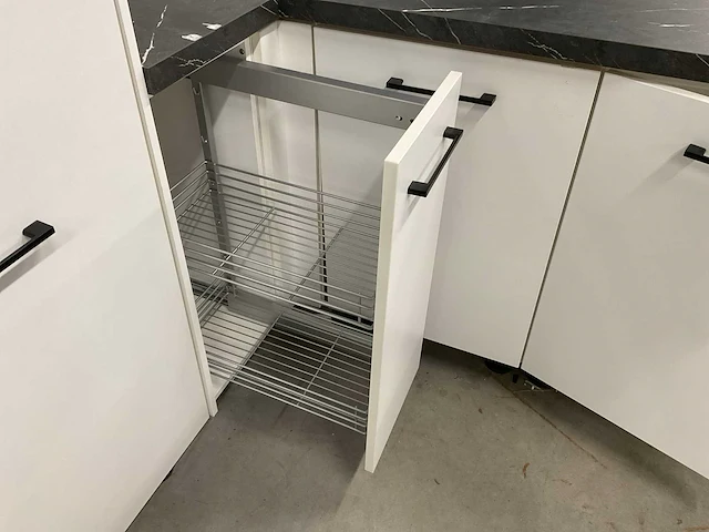 Keukenopstelling schiereiland met koelkast vaatwasser combimagnetron en inductie kookplaat - afbeelding 3 van  15