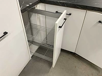 Keukenopstelling schiereiland met koelkast vaatwasser combimagnetron en inductie kookplaat - afbeelding 3 van  15