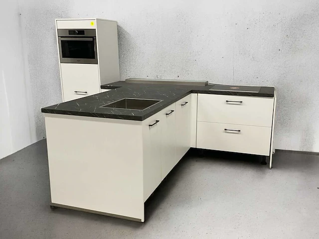 Keukenopstelling schiereiland met koelkast vaatwasser combimagnetron en inductie kookplaat - afbeelding 1 van  15