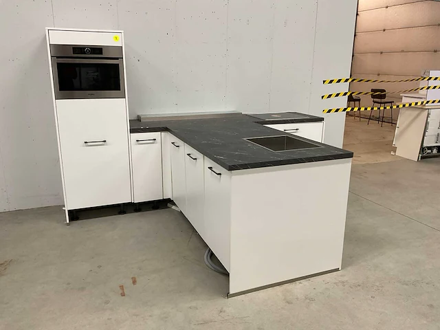 Keukenopstelling schiereiland met koelkast vaatwasser combimagnetron en inductie kookplaat - afbeelding 9 van  15