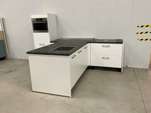 Keukenopstelling schiereiland met koelkast vaatwasser combimagnetron en inductie kookplaat - afbeelding 10 van  15