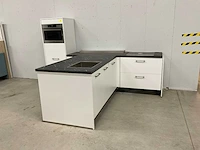 Keukenopstelling schiereiland met koelkast vaatwasser combimagnetron en inductie kookplaat - afbeelding 10 van  15