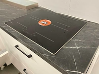 Keukenopstelling schiereiland met koelkast vaatwasser combimagnetron en inductie kookplaat - afbeelding 12 van  15