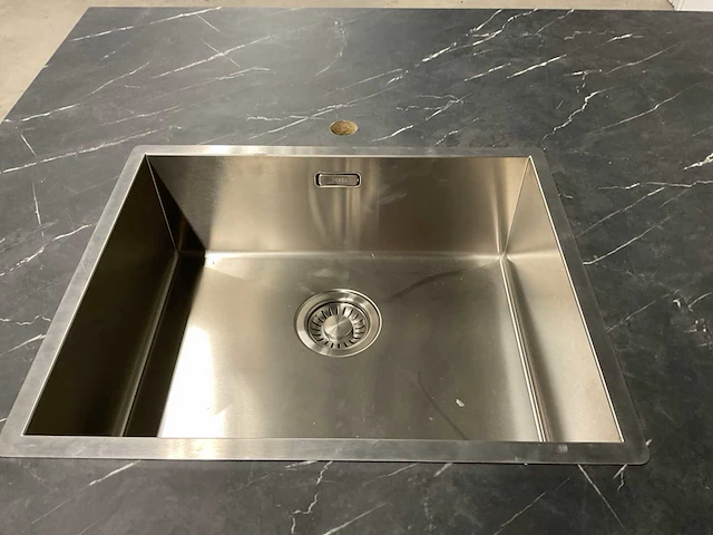 Keukenopstelling schiereiland met koelkast vaatwasser combimagnetron en inductie kookplaat - afbeelding 14 van  15
