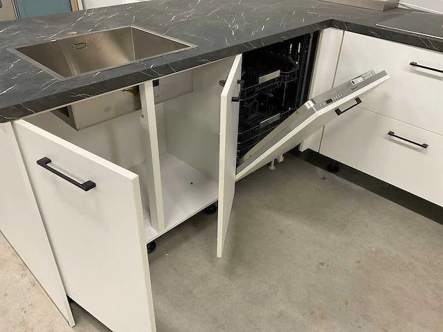 Keukenopstelling schiereiland met koelkast vaatwasser combimagnetron en inductie kookplaat - afbeelding 15 van  15