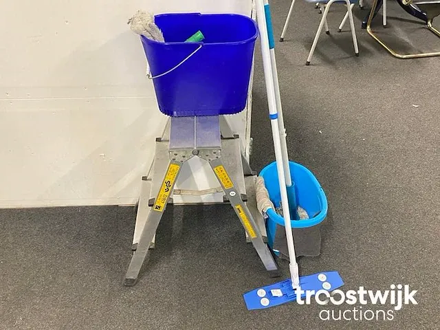 Keukentrapje met schoonmaakartikelen - afbeelding 1 van  2