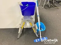 Keukentrapje met schoonmaakartikelen
