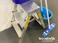 Keukentrapje met schoonmaakartikelen - afbeelding 2 van  2