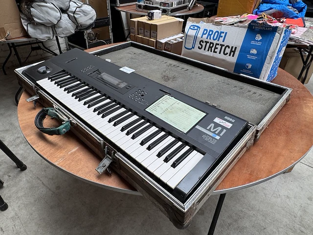 Keyboard met flightcase korg, m1 - afbeelding 1 van  6