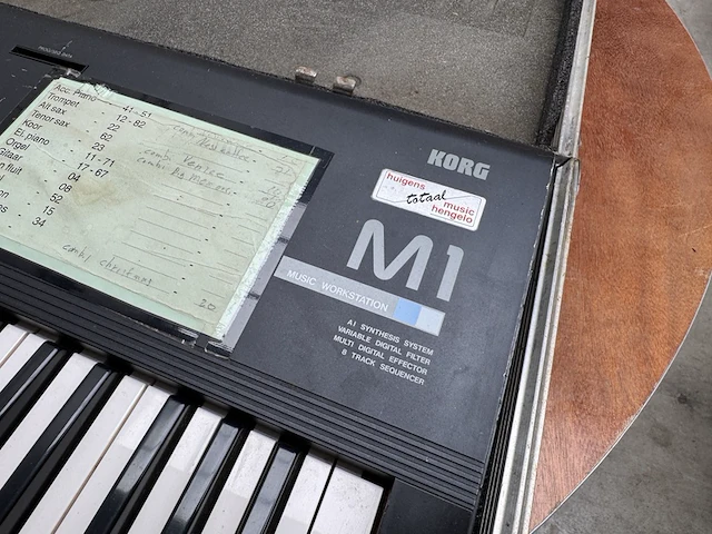 Keyboard met flightcase korg, m1 - afbeelding 3 van  6