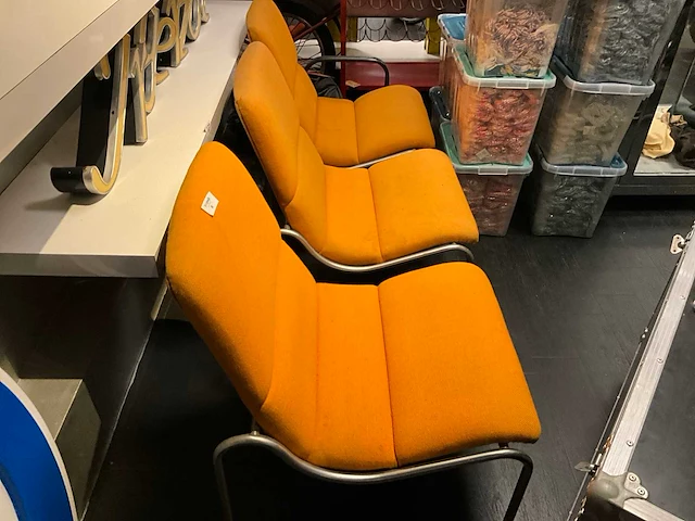 Kho liang wachtkamer stoel originele oranje stof (3x) - afbeelding 2 van  4