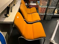 Kho liang wachtkamer stoel originele oranje stof (3x) - afbeelding 2 van  4