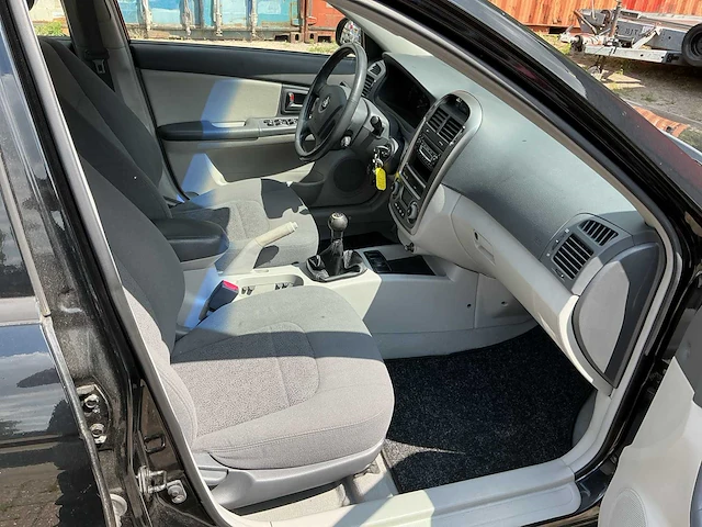 Kia - 2005 - cerato - 2.0-16v sport - personenauto - afbeelding 9 van  11