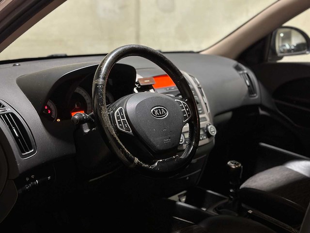 Kia cee'd sporty wagon 1.6 business edition 122pk 2008, 11-zd-rf youngtimer - afbeelding 8 van  37